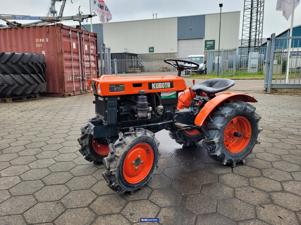 Kubota B6000 4x4 - Mini traktors: foto 1 Kubota B6000 4x4 - Mini traktors: foto 1
