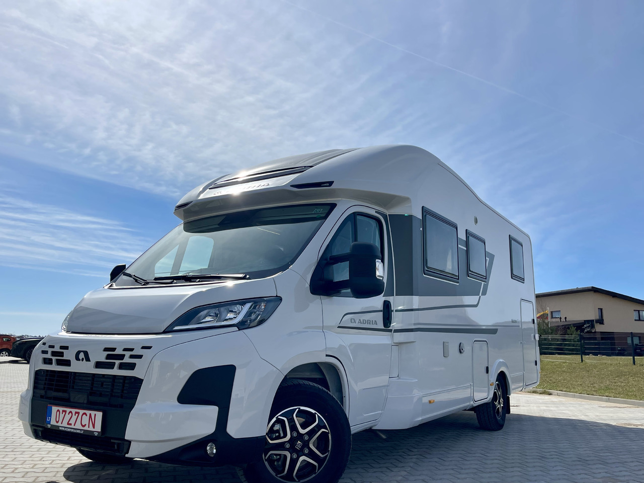 ADRIA Matrix 670 SL - Daļēji integrētais kemperis: foto 1 ADRIA Matrix 670 SL - Daļēji integrētais kemperis: foto 1