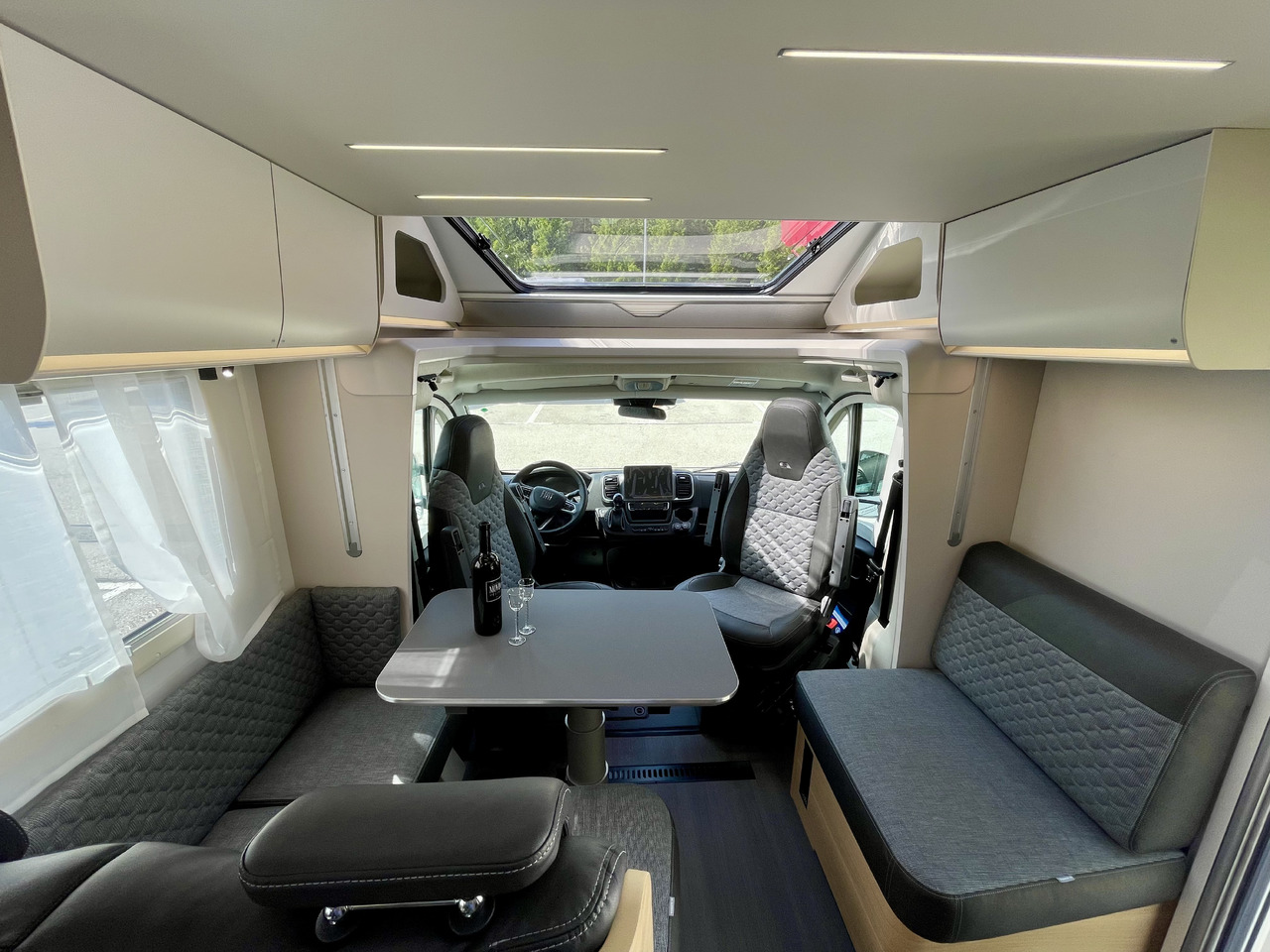 ADRIA Matrix axess 650SL - Daļēji integrētais kemperis: foto 4 ADRIA Matrix axess 650SL - Daļēji integrētais kemperis: foto 4