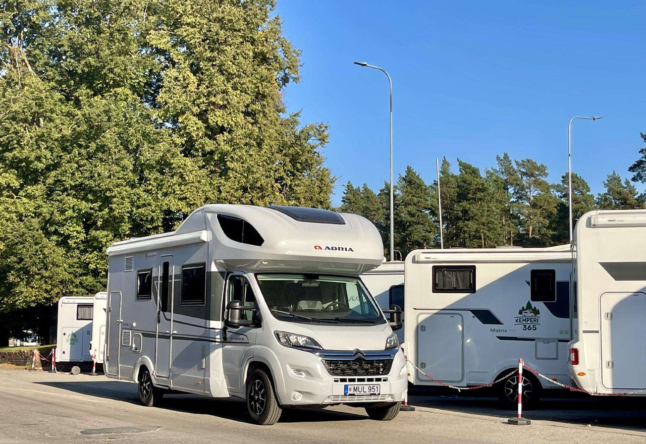 Adria Coral XL 650DK - Alkov kemperis: foto 1 Adria Coral XL 650DK - Alkov kemperis: foto 1