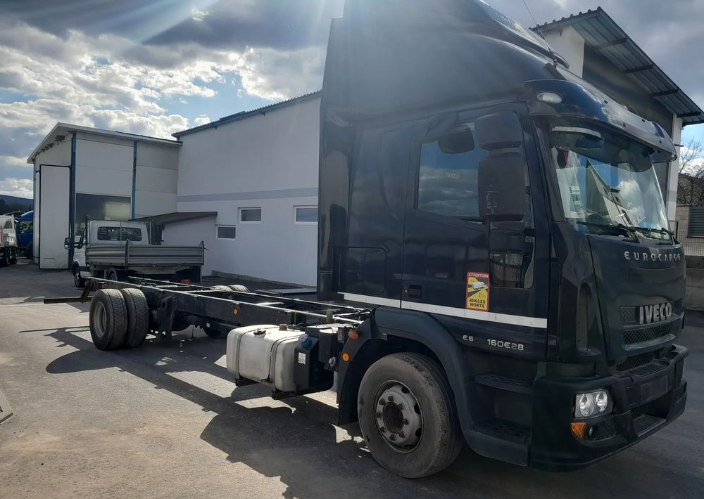 Iveco EUROCARGO 160E28 RAMA DO ZABUDOWY/ LAWETA / MANUAL / - Kravas automašīna ar tentu: foto 2 Iveco EUROCARGO 160E28 RAMA DO ZABUDOWY/ LAWETA / MANUAL / - Kravas automašīna ar tentu: foto 2