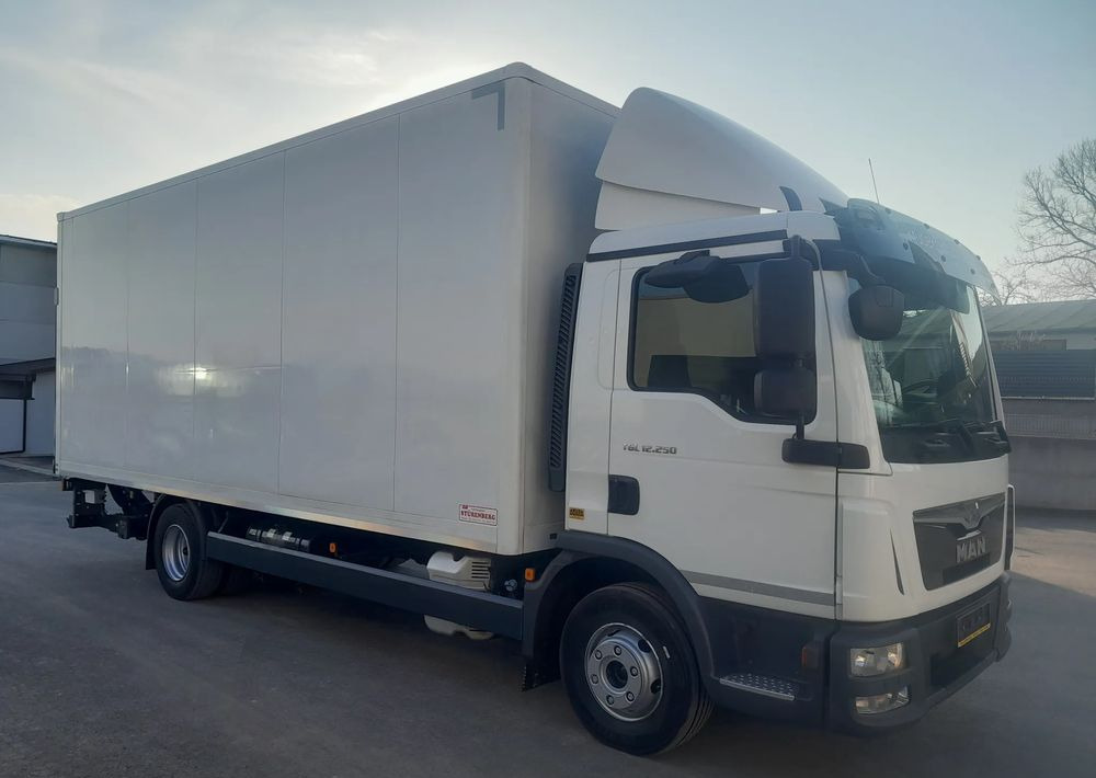 MAN TGL 12.250 NAUKA JAZDY / ELKA / L / MANUAL 8 / - Kravas automašīna ar tentu: foto 1 MAN TGL 12.250 NAUKA JAZDY / ELKA / L / MANUAL 8 / - Kravas automašīna ar tentu: foto 1