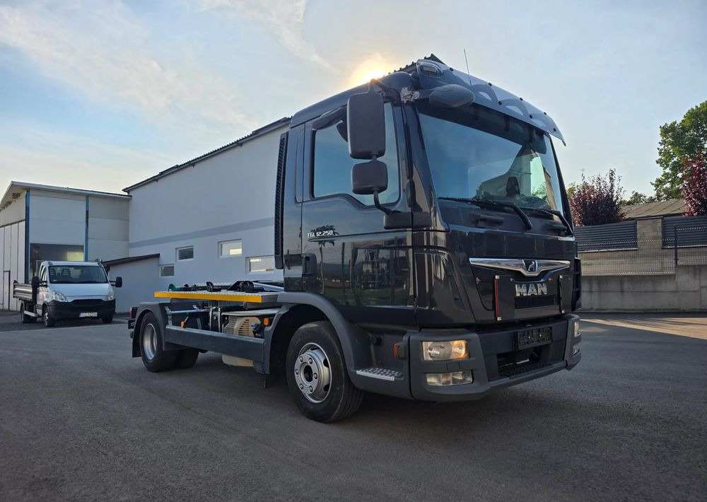 MAN TGL 12.250 nowe urządzenie hakowe SKIBICKI HKS 8/3300 ATEGO / TGM - Pacēlājs ar āķi: foto 1 MAN TGL 12.250 nowe urządzenie hakowe SKIBICKI HKS 8/3300 ATEGO / TGM - Pacēlājs ar āķi: foto 1