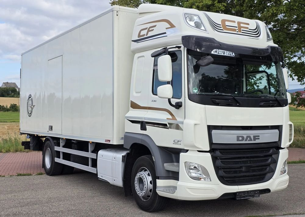 DAF CF 330 / 10.2017 / KONTENER MEBLOWY / IZOTERMA / WINDA / 18 PALET / E6 / NISKI PRZEBIEG / Z NIEMIEC / JAK NOWY / DUŻY SILNIK 10 837cm3// - Kravas automašīna ar slēgto virsbūvi: foto 1 DAF CF 330 / 10.2017 / KONTENER MEBLOWY / IZOTERMA / WINDA / 18 PALET / E6 / NISKI PRZEBIEG / Z NIEMIEC / JAK NOWY / DUŻY SILNIK 10 837cm3// - Kravas automašīna ar slēgto virsbūvi: foto 1