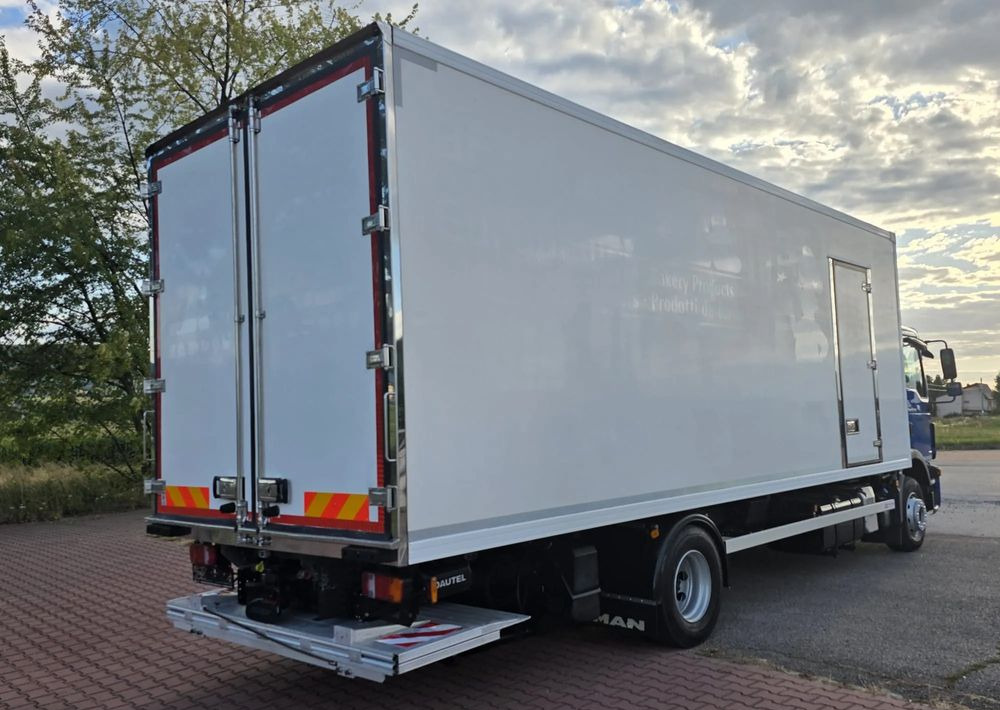 MAN TGM 15.250 / CHŁODNIA / WINDA / 2018 ROK / 230 TYŚ KM / BOCZNE DRZWI / AUTOMAT / SPROWADZONY / E6 / 18 EUROPALET/ - Kravas automašīna refrižerators: foto 4 MAN TGM 15.250 / CHŁODNIA / WINDA / 2018 ROK / 230 TYŚ KM / BOCZNE DRZWI / AUTOMAT / SPROWADZONY / E6 / 18 EUROPALET/ - Kravas automašīna refrižerators: foto 4