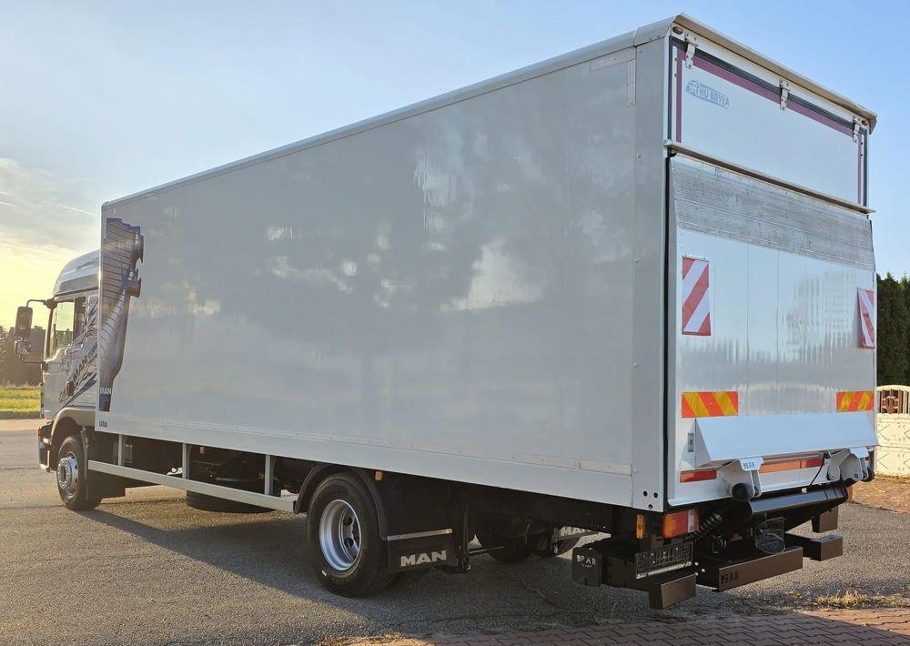 MAN TGM 15.290 / TGL / KONTENER / IZOTERMA / WINDA / KLIMA POSTOJOWA / 2019R / EURO 6 / PEŁEN SERWIS / 8200KG ŁADOWNOŚĆ / SPROWADZONY / ZADBANY / JAK NOWY / KSIĄŻKA SERWISOWA / E6 / 18 PALET - Kravas automašīna ar slēgto virsbūvi: foto 4 MAN TGM 15.290 / TGL / KONTENER / IZOTERMA / WINDA / KLIMA POSTOJOWA / 2019R / EURO 6 / PEŁEN SERWIS / 8200KG ŁADOWNOŚĆ / SPROWADZONY / ZADBANY / JAK NOWY / KSIĄŻKA SERWISOWA / E6 / 18 PALET - Kravas automašīna ar slēgto virsbūvi: foto 4