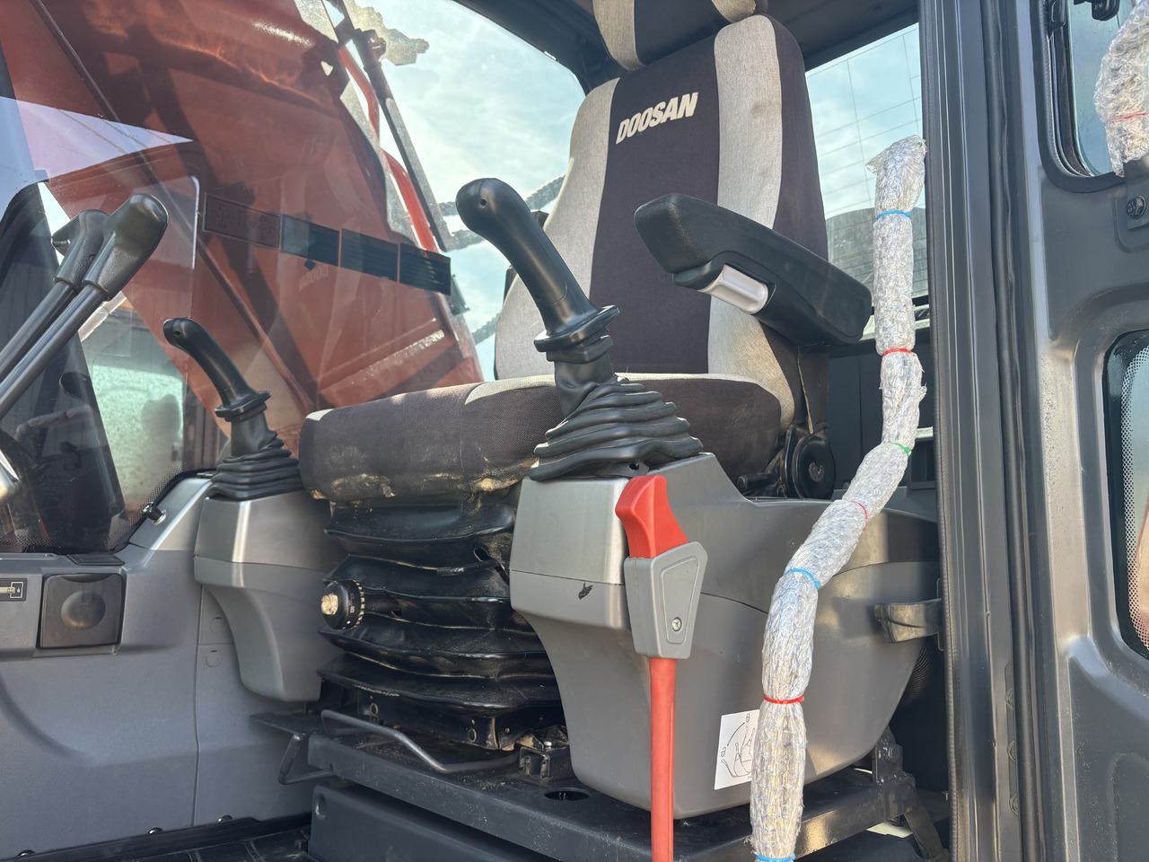 DOOSAN Korea imports doosan DX225 - Kāpurķēžu ekskavators: foto 5 DOOSAN Korea imports doosan DX225 - Kāpurķēžu ekskavators: foto 5