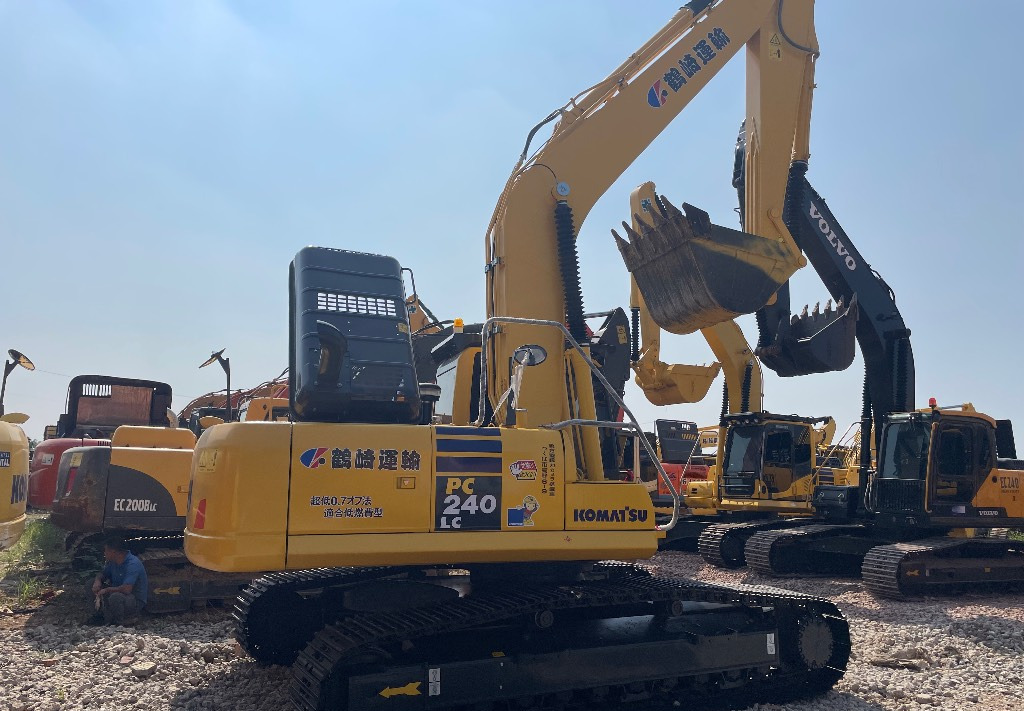 Komatsu PC 240 PC220 PC240-8 - Kāpurķēžu ekskavators: foto 1 Komatsu PC 240 PC220 PC240-8 - Kāpurķēžu ekskavators: foto 1