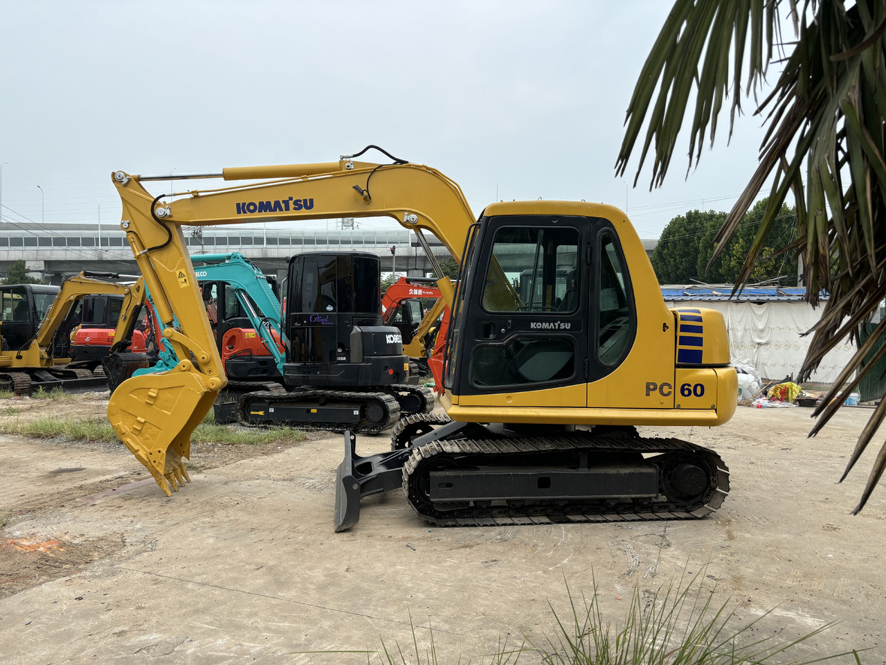 Komatsu PC 60-7 - Mini-ekskavators: foto 1 Komatsu PC 60-7 - Mini-ekskavators: foto 1