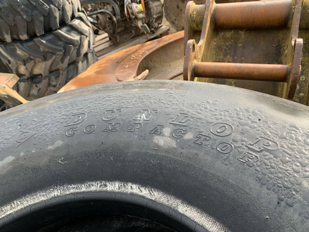 Dunlop 13.00.24 WHEELED COMPACTOR TYRES - Riepa - Celtniecības tehnika: foto 2 Dunlop 13.00.24 WHEELED COMPACTOR TYRES - Riepa - Celtniecības tehnika: foto 2