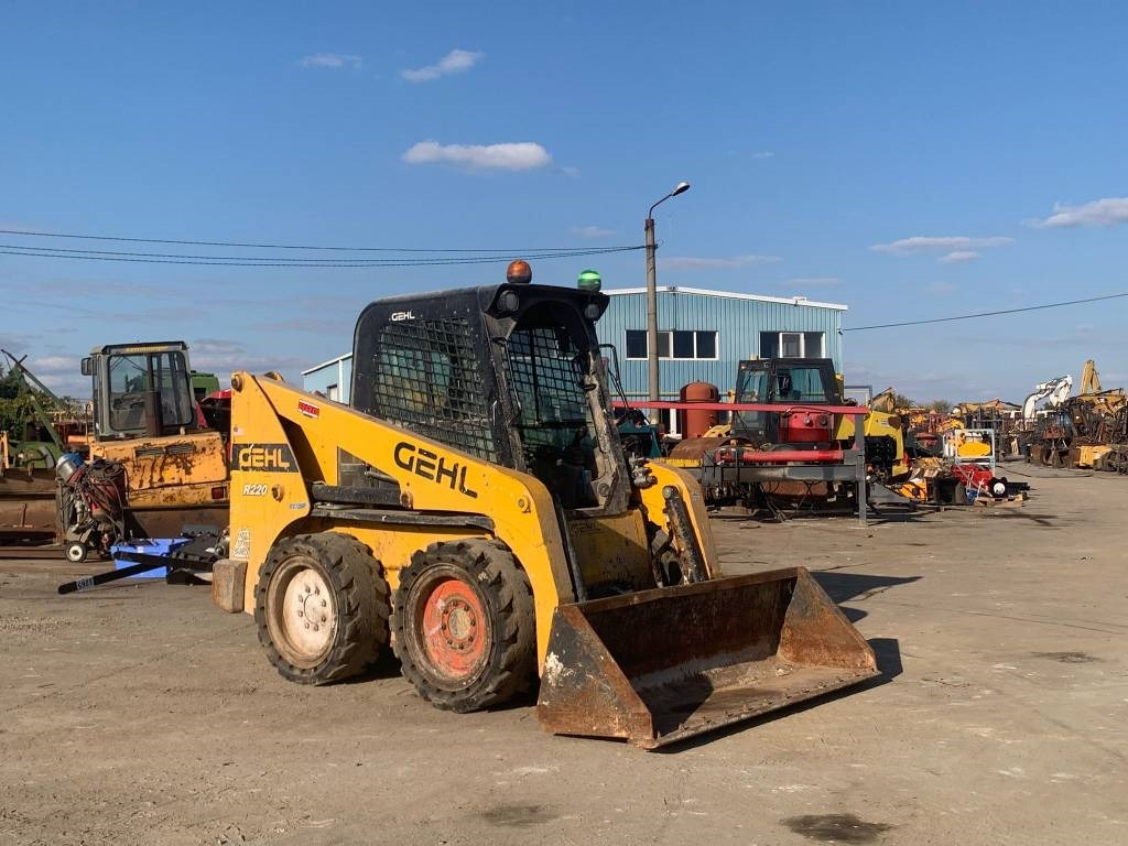 Gehl R 220  - Kompaktiekrāvējs: foto 4 Gehl R 220  - Kompaktiekrāvējs: foto 4