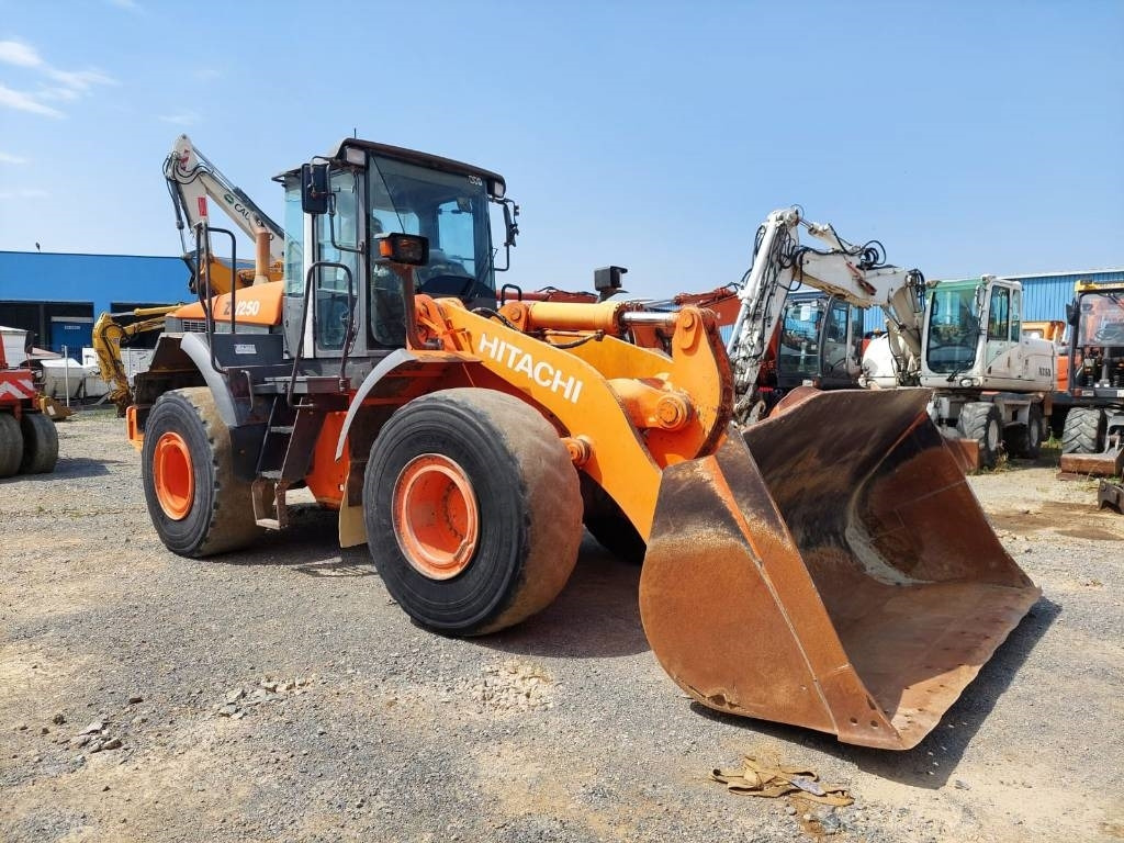 Hitachi ZW250 - Riteņu iekrāvējs: foto 1 Hitachi ZW250 - Riteņu iekrāvējs: foto 1