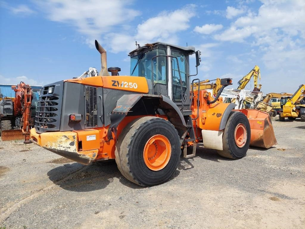 Hitachi ZW250 - Riteņu iekrāvējs: foto 3 Hitachi ZW250 - Riteņu iekrāvējs: foto 3