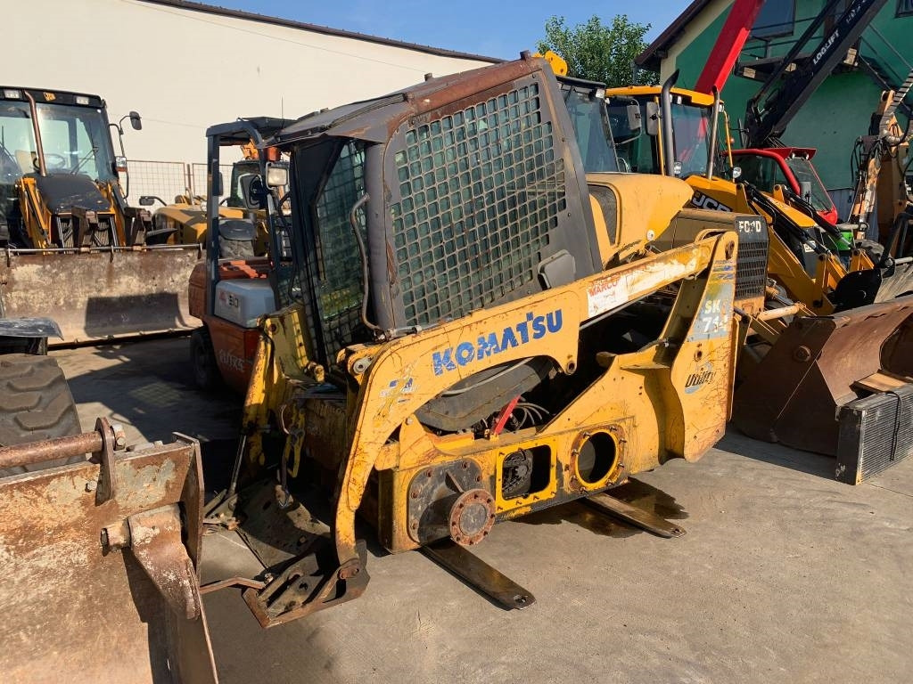 Komatsu SK 714 FOR PARTS - Kompaktiekrāvējs: foto 1 Komatsu SK 714 FOR PARTS - Kompaktiekrāvējs: foto 1