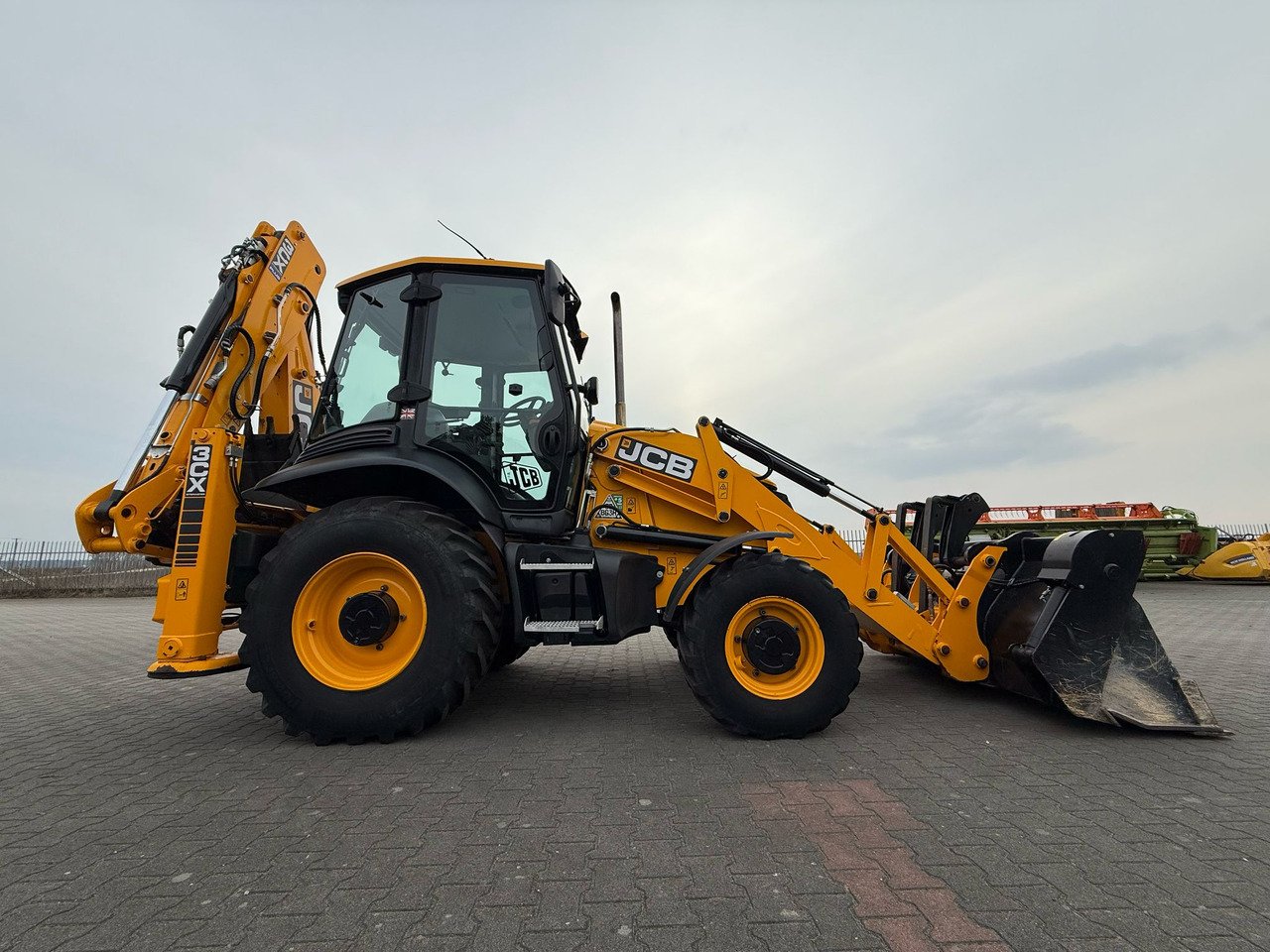 JCB 3CX - Ekskavators-iekrāvējs: foto 1 JCB 3CX - Ekskavators-iekrāvējs: foto 1