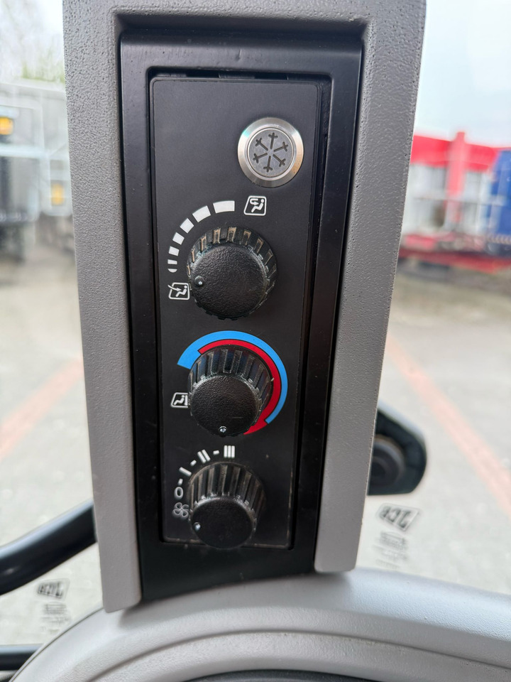 JCB 3CX - Ekskavators-iekrāvējs: foto 4 JCB 3CX - Ekskavators-iekrāvējs: foto 4