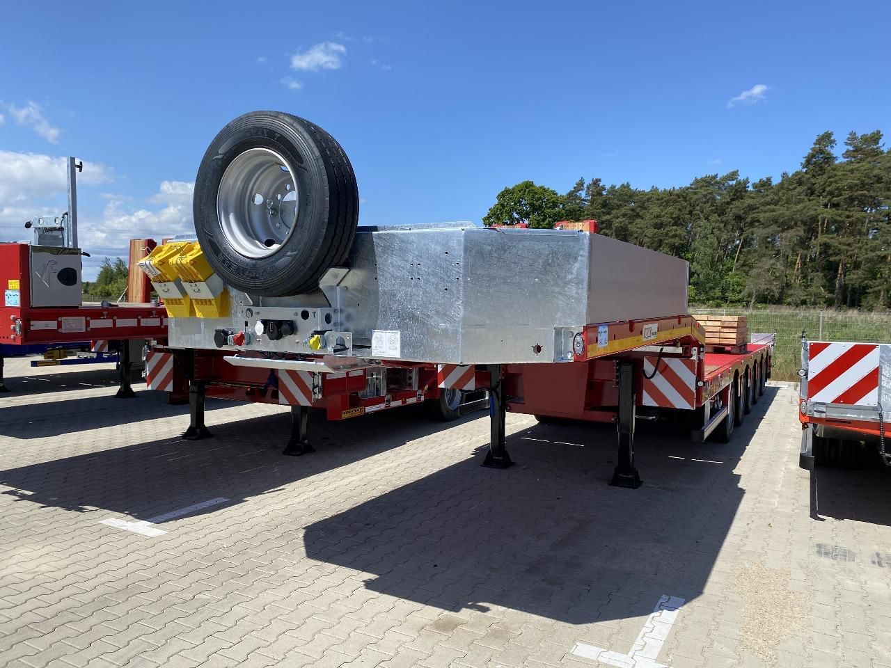 FAYMONVILLE MAXTRAILER MAX100 - Puspiekabe zema profila platforma: foto 3 FAYMONVILLE MAXTRAILER MAX100 - Puspiekabe zema profila platforma: foto 3