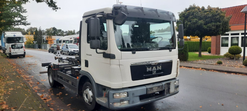 MAN TGL 8.220 Abrollkipper - Pacēlājs ar āķi: foto 1 MAN TGL 8.220 Abrollkipper - Pacēlājs ar āķi: foto 1