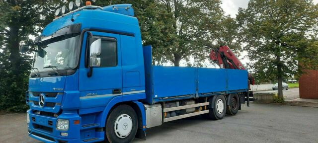 Mercedes-Benz 2544 Pritsche mit Kran Hiab XS am Heck - Bortu kravas automašīna/ Platforma, Kravas auto ar manipulatoru: foto 1 Mercedes-Benz 2544 Pritsche mit Kran Hiab XS am Heck - Bortu kravas automašīna/ Platforma, Kravas auto ar manipulatoru: foto 1