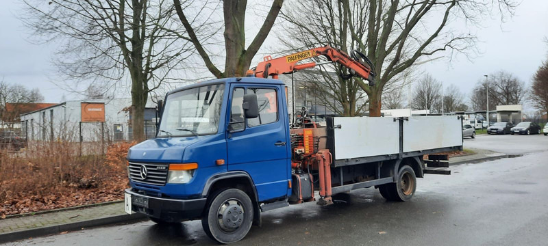 Mercedes-Benz 814 Pritsche mit Kran+Greifer - Bortu kravas automašīna/ Platforma, Kravas auto ar manipulatoru: foto 1 Mercedes-Benz 814 Pritsche mit Kran+Greifer - Bortu kravas automašīna/ Platforma, Kravas auto ar manipulatoru: foto 1