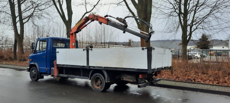 Mercedes-Benz 814 Pritsche mit Kran+Greifer - Bortu kravas automašīna/ Platforma, Kravas auto ar manipulatoru: foto 2 Mercedes-Benz 814 Pritsche mit Kran+Greifer - Bortu kravas automašīna/ Platforma, Kravas auto ar manipulatoru: foto 2