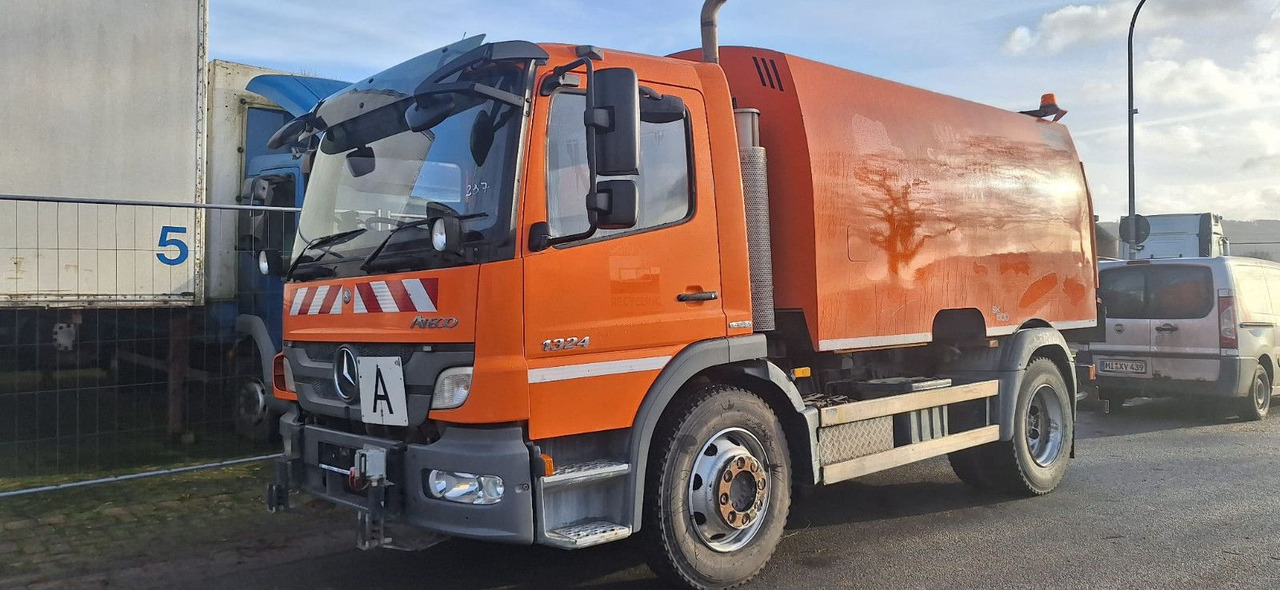 Mercedes-Benz Atego 1524 2 6-Zyl. 4x2 - Ielu tīrīšanas mašīna: foto 1 Mercedes-Benz Atego 1524 2 6-Zyl. 4x2 - Ielu tīrīšanas mašīna: foto 1