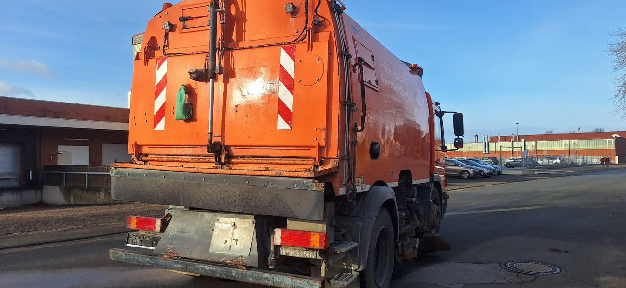 Mercedes-Benz Atego 1524 2 6-Zyl. 4x2 - Ielu tīrīšanas mašīna: foto 4 Mercedes-Benz Atego 1524 2 6-Zyl. 4x2 - Ielu tīrīšanas mašīna: foto 4