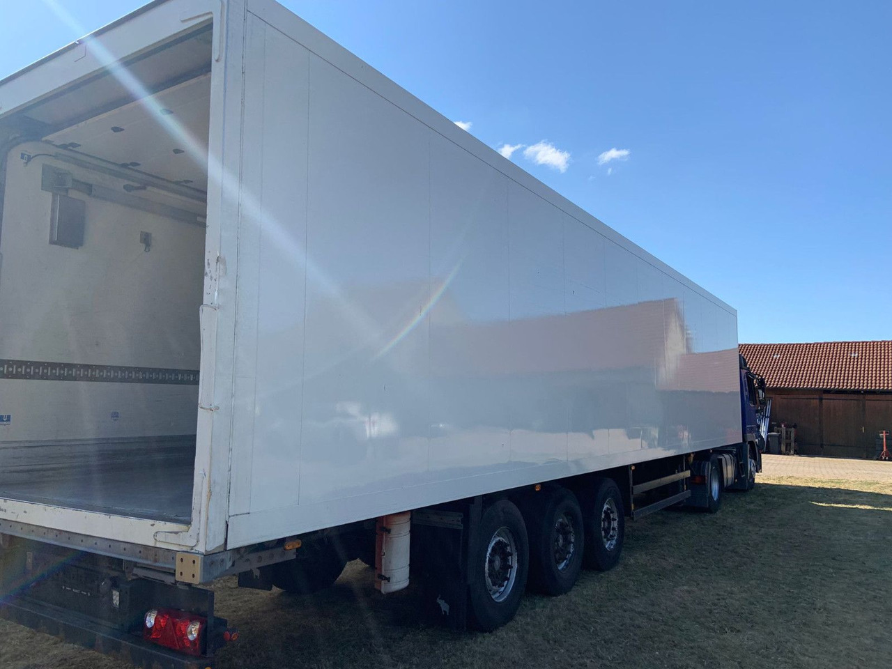 Schmitz Cargobull SKO 24 Tiefkühler 3Achser SAF - Puspiekabe slēgtā virsbūve: foto 2 Schmitz Cargobull SKO 24 Tiefkühler 3Achser SAF - Puspiekabe slēgtā virsbūve: foto 2
