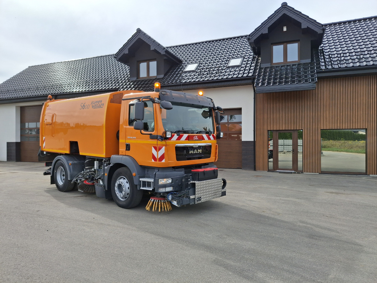 MAN TGM 18.250 Zamiatarka Kupper Weisser BROCK 2 Motoren Szczotki L/R PM10 Odchwaszczarka - Ielu tīrīšanas mašīna: foto 1 MAN TGM 18.250 Zamiatarka Kupper Weisser BROCK 2 Motoren Szczotki L/R PM10 Odchwaszczarka - Ielu tīrīšanas mašīna: foto 1