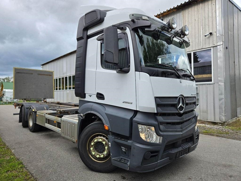 Mercedes-Benz ACTROS 2553 6X2 LAGAB - Konteineru vedējs/ Kravas automašīna ar noņemamā virsbūve: foto 4 Mercedes-Benz ACTROS 2553 6X2 LAGAB - Konteineru vedējs/ Kravas automašīna ar noņemamā virsbūve: foto 4
