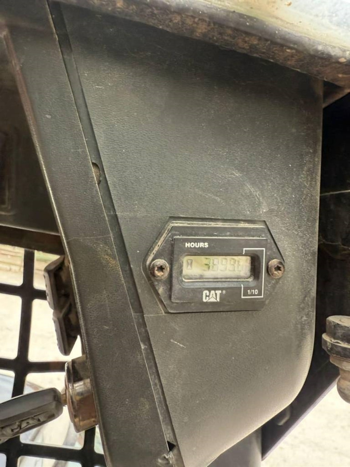 CAT 216 - Kompaktiekrāvējs: foto 4 CAT 216 - Kompaktiekrāvējs: foto 4