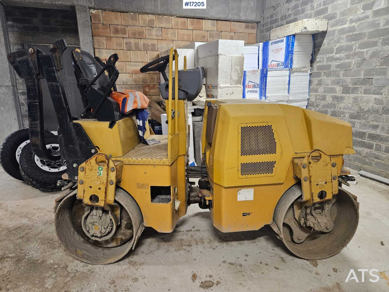 Double drum roller CATERPILLAR CB 24 (2009) - Ceļu veltnis: foto 2 Double drum roller CATERPILLAR CB 24 (2009) - Ceļu veltnis: foto 2