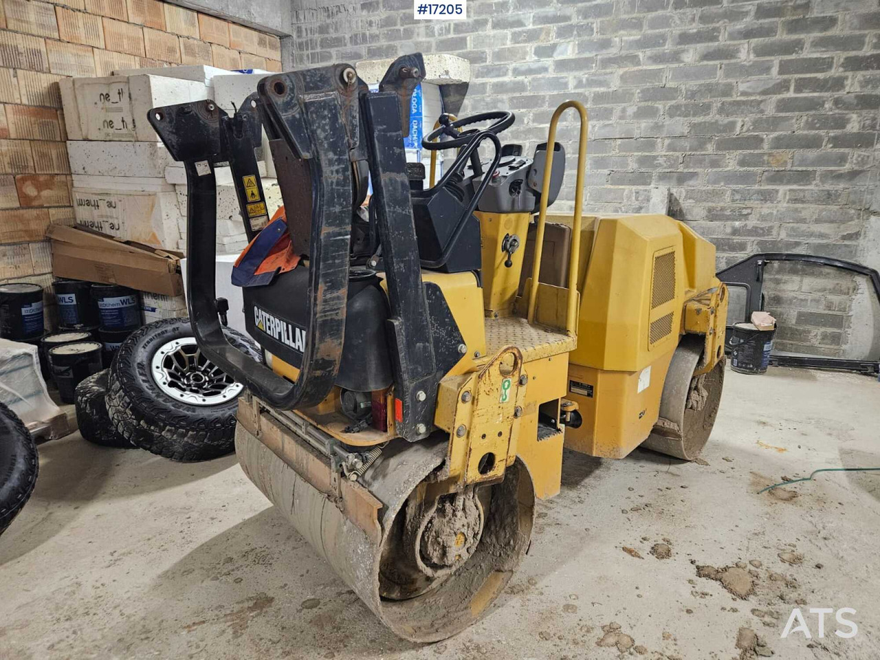 Double drum roller CATERPILLAR CB 24 (2009) - Ceļu veltnis: foto 5 Double drum roller CATERPILLAR CB 24 (2009) - Ceļu veltnis: foto 5