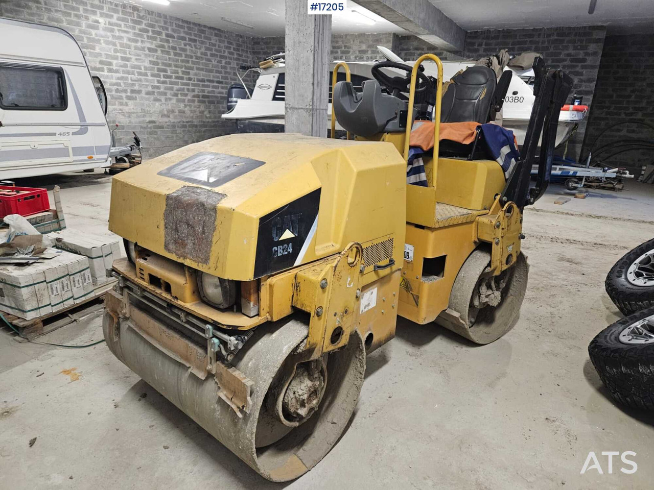 Double drum roller CATERPILLAR CB 24 (2009) - Ceļu veltnis: foto 1 Double drum roller CATERPILLAR CB 24 (2009) - Ceļu veltnis: foto 1