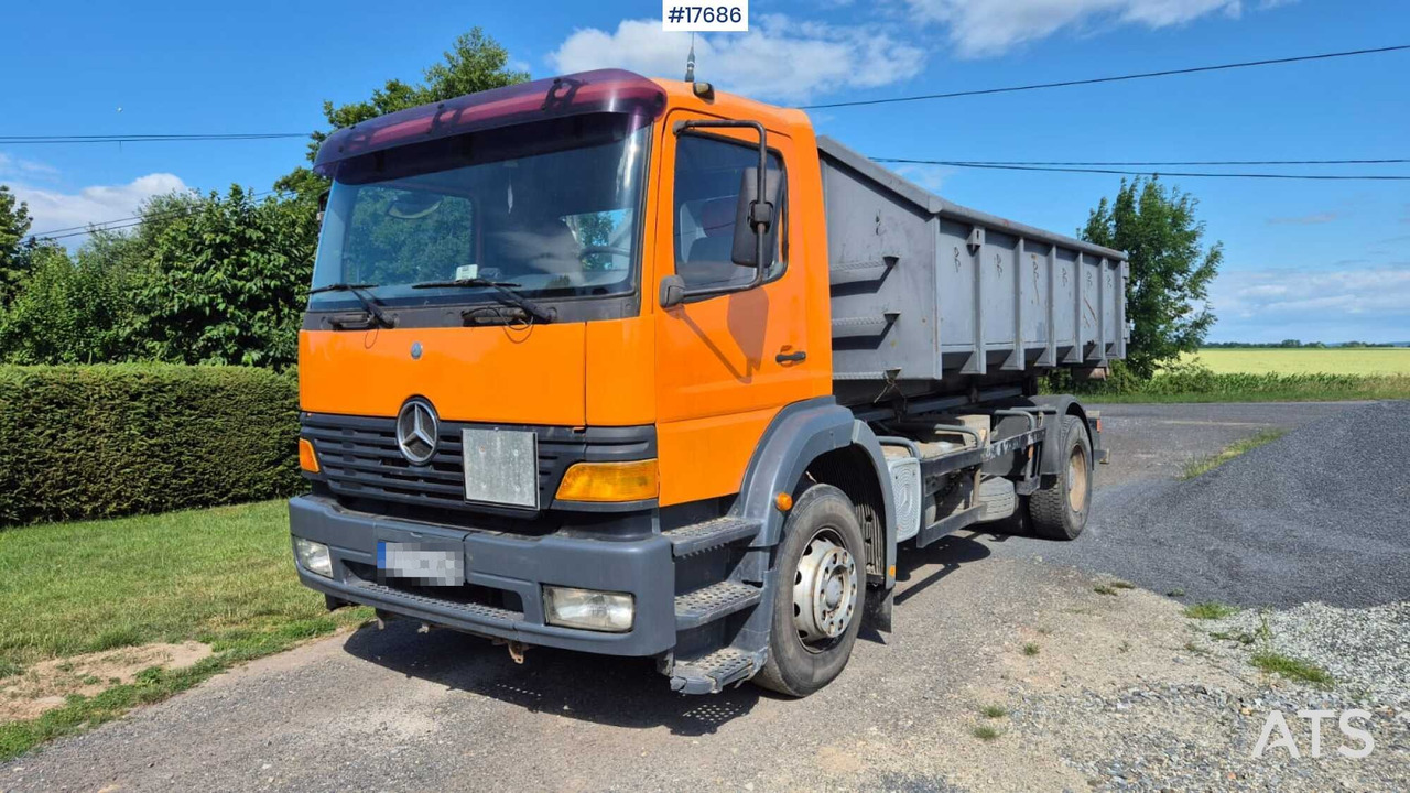 Mercedes-Benz 1828 hooklift (1999) two containers - Pacēlājs ar āķi: foto 1 Mercedes-Benz 1828 hooklift (1999) two containers - Pacēlājs ar āķi: foto 1