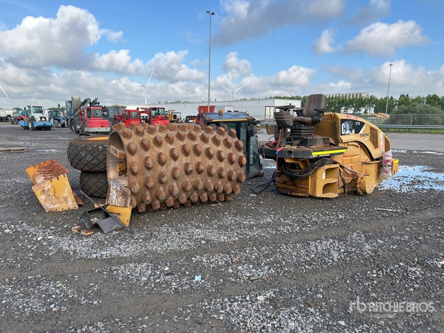 Cat CP76 Padfoot Drum Compactor - Pļaujmašīna-smalcinātājs/ Mulčētājs: foto 2 Cat CP76 Padfoot Drum Compactor - Pļaujmašīna-smalcinātājs/ Mulčētājs: foto 2