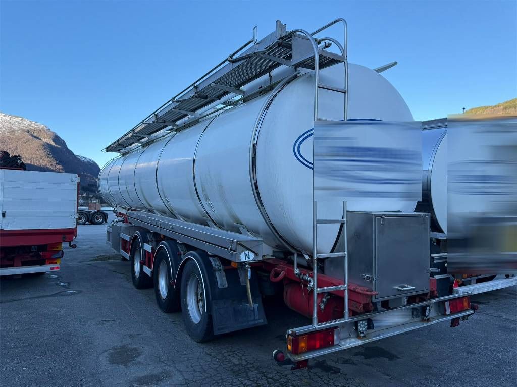 Annet Schrader tank trailer 32 m2 - Puspiekabe cisterna: foto 4 Annet Schrader tank trailer 32 m2 - Puspiekabe cisterna: foto 4