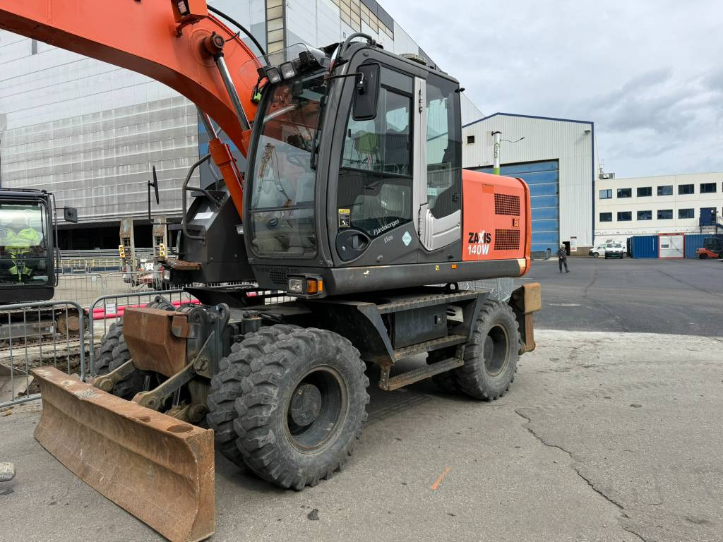 Hitachi ZX 140 W-3 - Riteņu ekskavators: foto 3 Hitachi ZX 140 W-3 - Riteņu ekskavators: foto 3