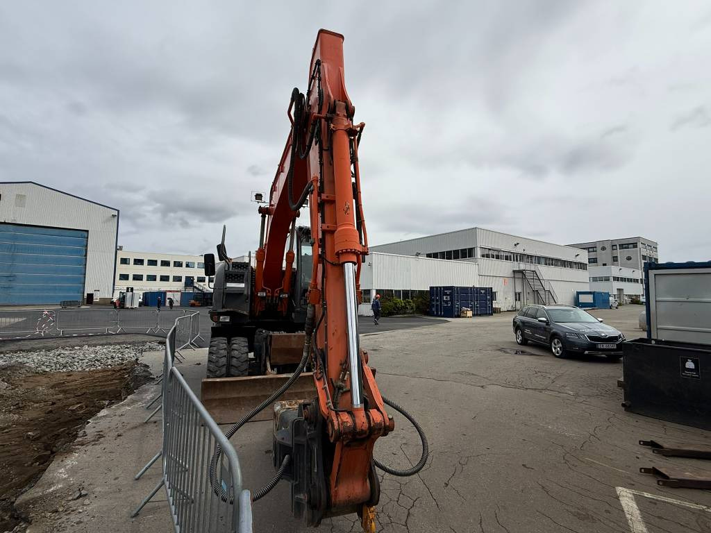 Hitachi ZX 140 W-3 - Riteņu ekskavators: foto 5 Hitachi ZX 140 W-3 - Riteņu ekskavators: foto 5