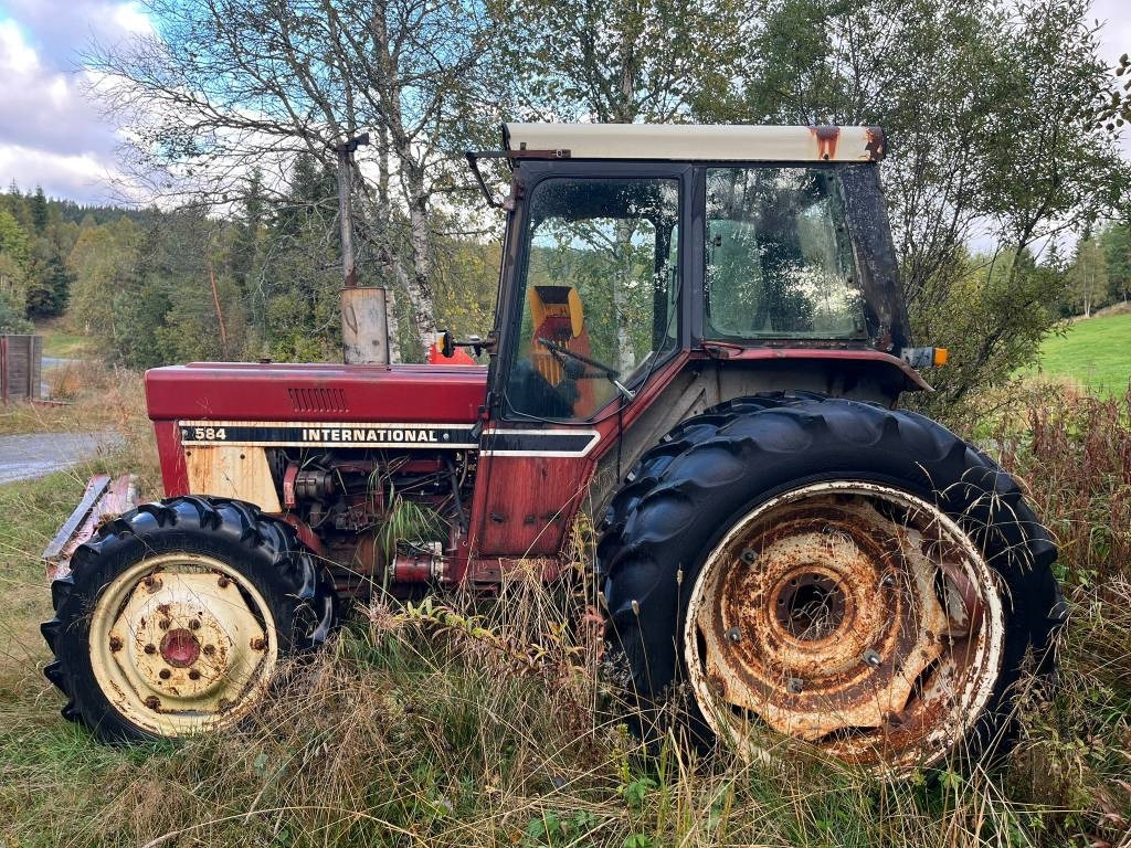 International Harvester 584 4WD - Traktors: foto 2 International Harvester 584 4WD - Traktors: foto 2