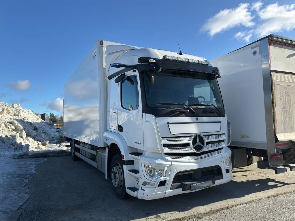 Mercedes-Benz Actros 1833 - Kravas automašīna ar slēgto virsbūvi: foto 1 Mercedes-Benz Actros 1833 - Kravas automašīna ar slēgto virsbūvi: foto 1