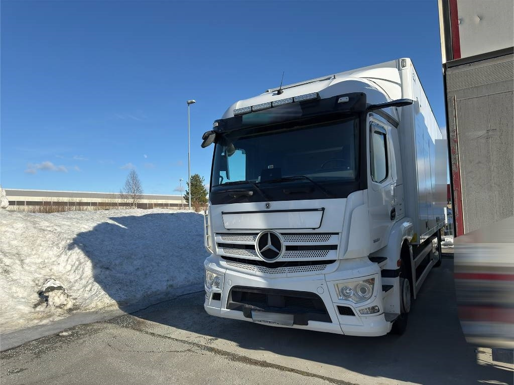 Mercedes-Benz Actros 1833 - Kravas automašīna ar slēgto virsbūvi: foto 2 Mercedes-Benz Actros 1833 - Kravas automašīna ar slēgto virsbūvi: foto 2