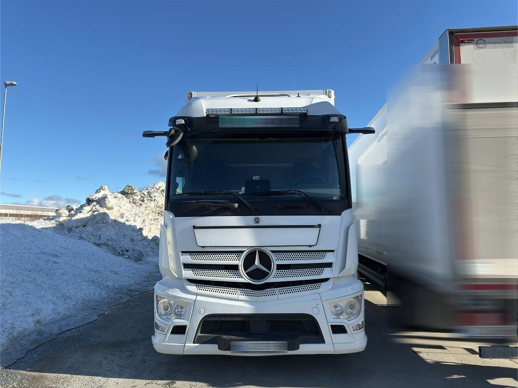 Mercedes-Benz Actros 1833 - Kravas automašīna ar slēgto virsbūvi: foto 3 Mercedes-Benz Actros 1833 - Kravas automašīna ar slēgto virsbūvi: foto 3