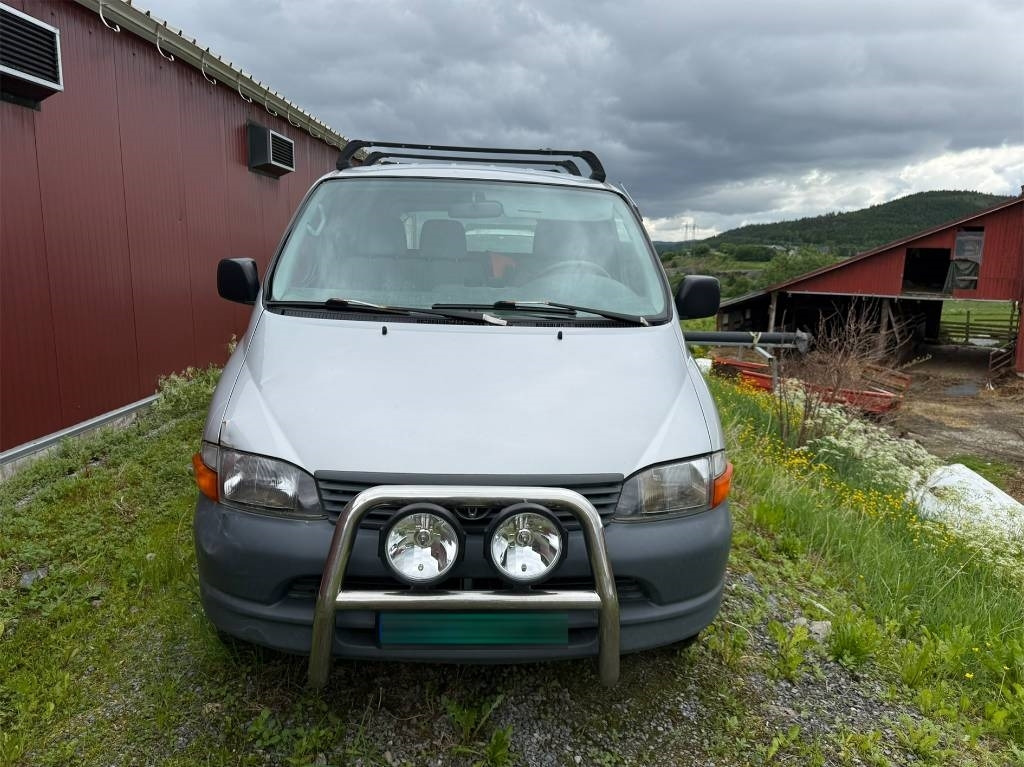 Toyota Hiace 4x4 - Mazs furgons: foto 3 Toyota Hiace 4x4 - Mazs furgons: foto 3