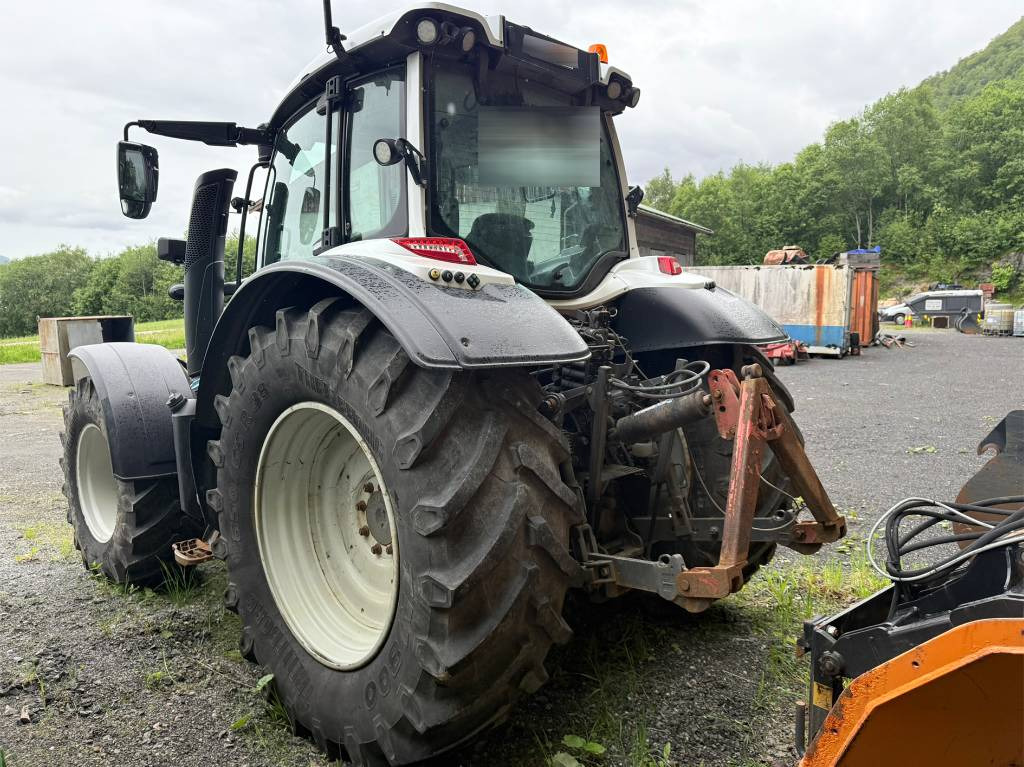 Valtra N 174 med frontlaster - Traktors: foto 5 Valtra N 174 med frontlaster - Traktors: foto 5