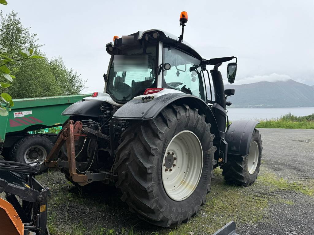 Valtra N 174 med frontlaster - Traktors: foto 3 Valtra N 174 med frontlaster - Traktors: foto 3