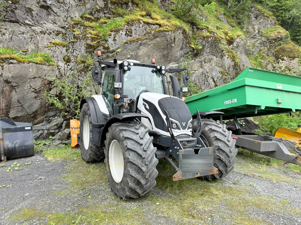 Valtra N 174 med frontlaster - Traktors: foto 1 Valtra N 174 med frontlaster - Traktors: foto 1