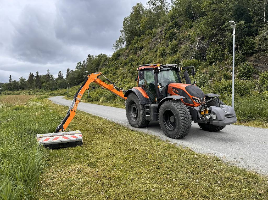 Valtra N175 V inkl. Noremat armklipper kantslåttløsning - Traktors: foto 1 Valtra N175 V inkl. Noremat armklipper kantslåttløsning - Traktors: foto 1
