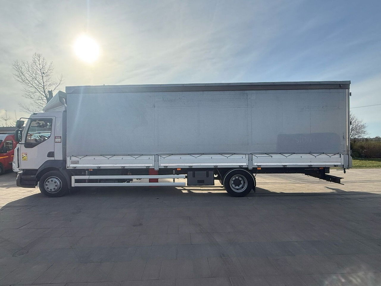 Renault D12 - Kravas automašīna ar tentu: foto 5 Renault D12 - Kravas automašīna ar tentu: foto 5