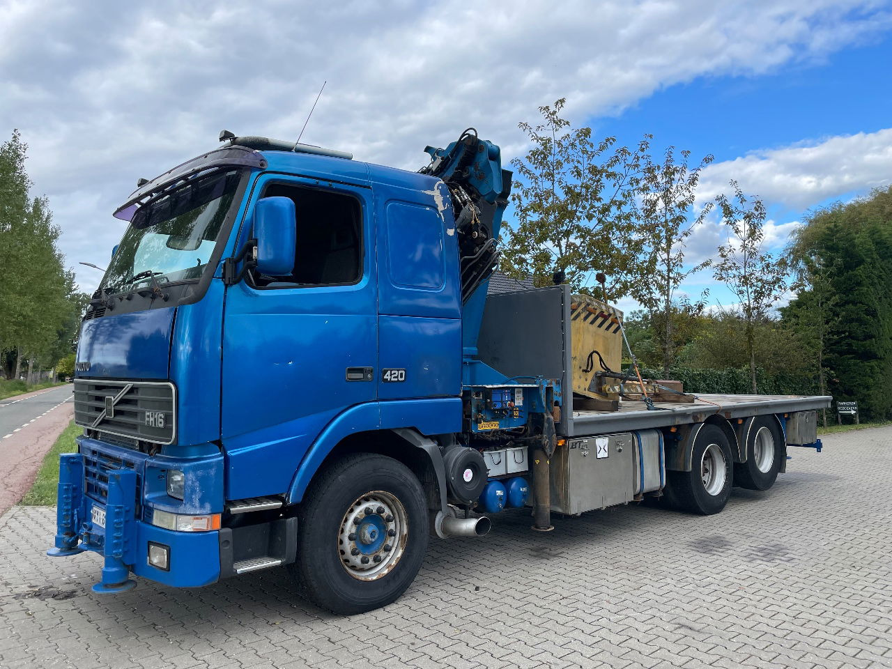 Volvo FH 16 FH16 420 with HMF 2820 crane with jib and front stamps Very Good Condition - Kravas auto ar manipulatoru: foto 1 Volvo FH 16 FH16 420 with HMF 2820 crane with jib and front stamps Very Good Condition - Kravas auto ar manipulatoru: foto 1